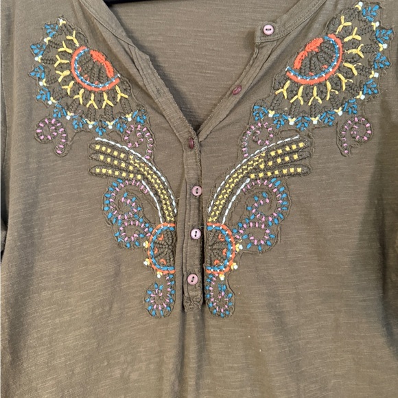Anthropologie Akemi + Kin Embroidered Boho Henley Top XL - Picture 4 of 11